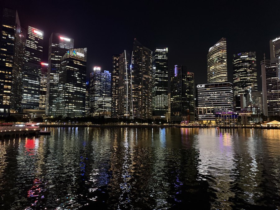 夜晚海湾天际线
